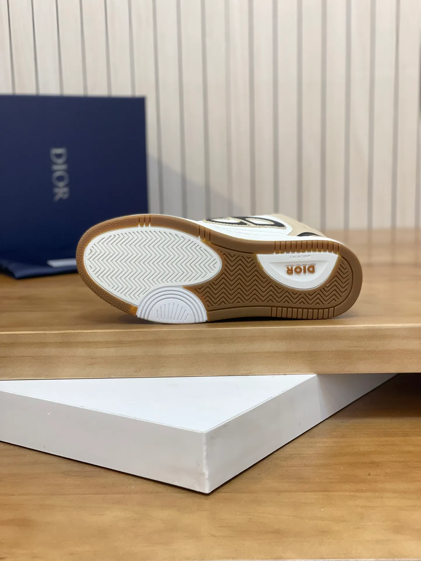 Men's shoes: 💰P440¥ Product trademark: Dior* "Dior*" high-top casual shoes Regular size: 38-44 (can be customized to 45.46) Product materials: Upper imported cowhide stitched with original fabric, breathable lining, original outsole. Number: 1006
